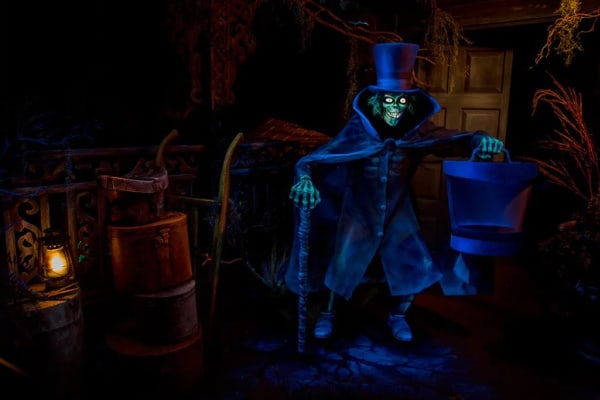 Hatbox Ghost animatronic in Haunted Mansion