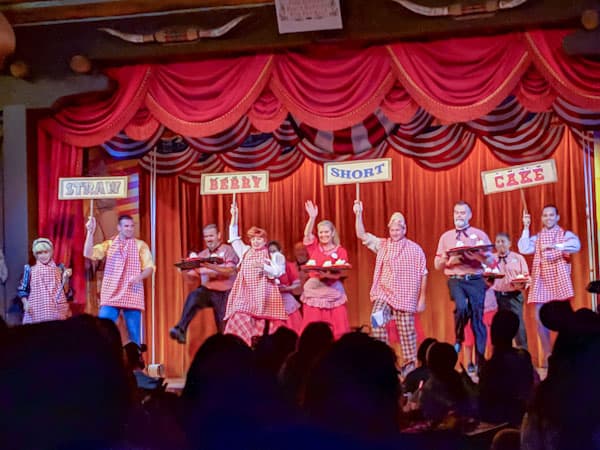 Hoop Dee Doo Revue Strawberry Shortcake scene